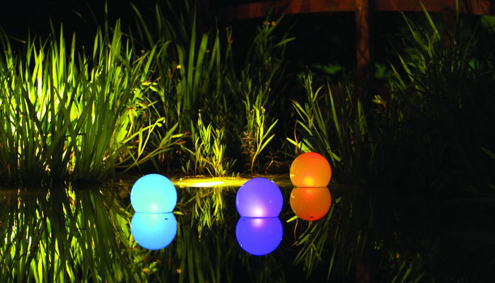 Декоративные светильники на пруду