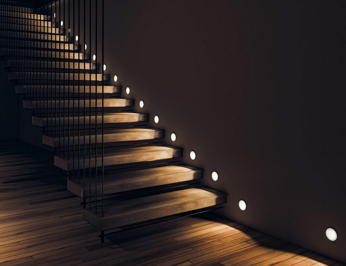 Светильники освещают ступени лестницы