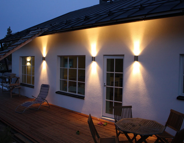 Освещение фасада настенно-потолочными светильниками